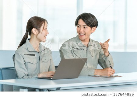 Female engineers, technicians, and workers who participate in meetings, seminars, and study sessions in factories, companies, and conference rooms 137644989