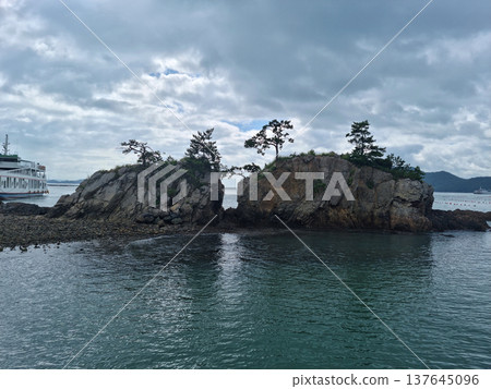 This is Hyeongjebawi Rock, located in Ttangkkeut Village, South Korea. 137645096