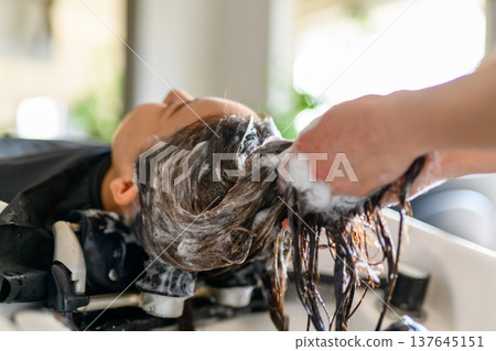 A scene of getting your hair washed at a hair salon. 137645151
