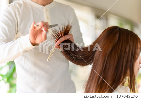 理髮師剪頭髮的那一刻 137645170