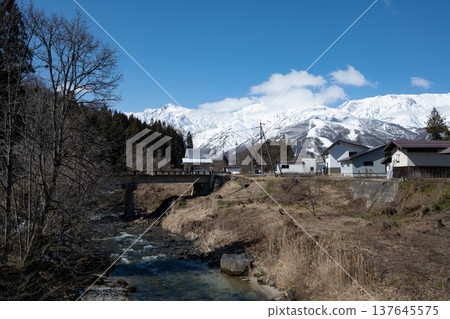 長野縣白馬村,白雪皚皚的北阿爾卑斯山和清澈的溪流 長野縣白馬村,白雪皚皚的北阿爾卑斯山和清澈的溪流 137645575