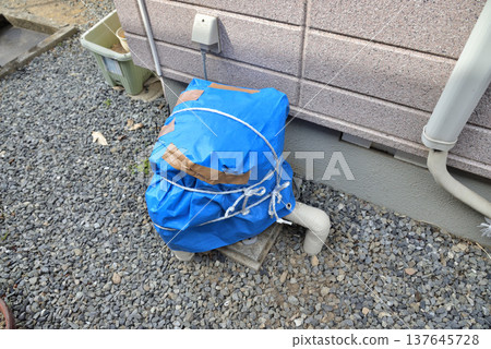 Automatic pump for shallow wells with cold weather protection 137645728