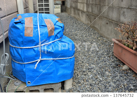 Automatic pump for shallow wells with cold weather protection 137645732