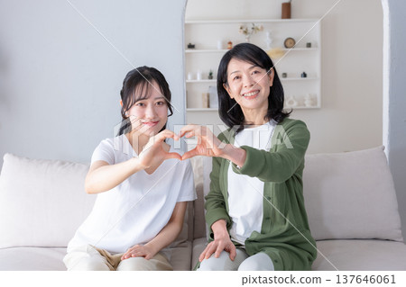 母女倆看著鏡頭，比出一個心形。 137646061