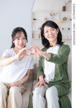 母女倆看著鏡頭，比出一個心形。 137646063