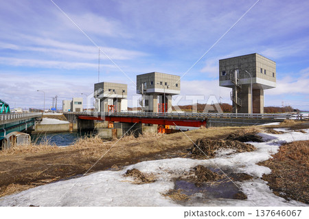 Ishikari Drainage Channel Sluice Gate and Ishikari Drainage Channel (around spring 2026) 137646067