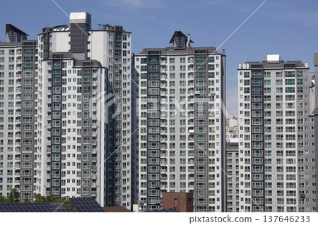 This is an apartment building in downtown Seoul. 137646233