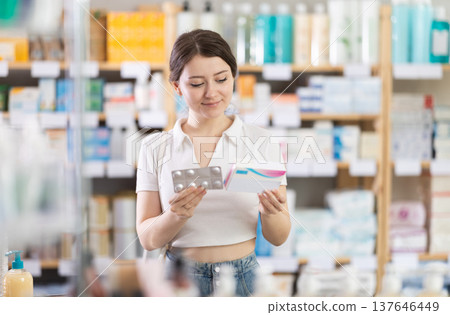 female buyer chooses parcelomol 137646449