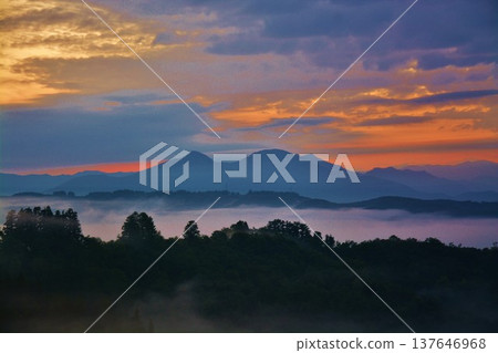 黎明時分的越後山的雲海與日出 黎明時分的越後山的雲海與日出 137646968