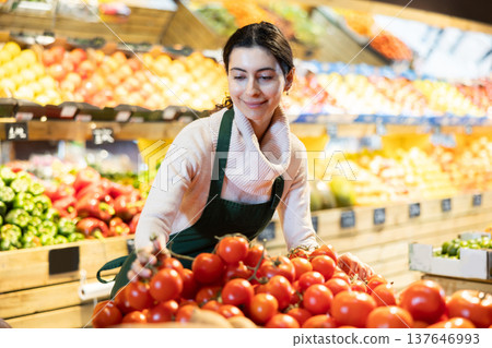 seller stands behind the tomato counter 137646993