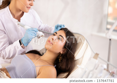 Beauty procedure to brunette girl (atomizing pen) Beauty procedure to brunette girl (atomizing pen) 137647781
