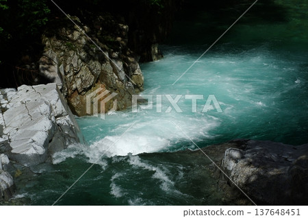 初夏時節，長野縣大久和村的阿特拉山谷景色優美，紫色和橙色的杜鵑花與翠綠色的河流形成鮮明對比。 137648451