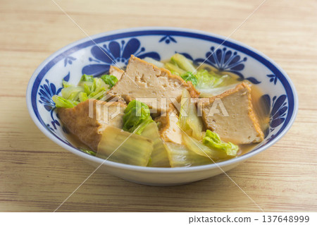 水煮油炸豆腐和白菜 137648999