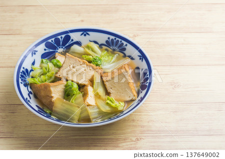 水煮油炸豆腐和白菜 137649002