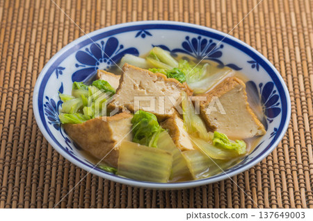 水煮油炸豆腐和白菜 137649003