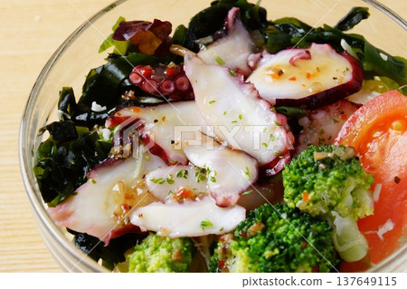 Octopus and seaweed salad 137649115