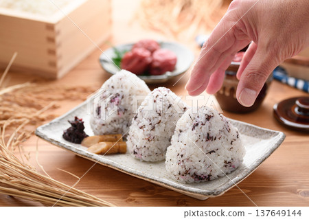 日式早餐，包括紫蘇葉飯糰和醃梅子。 137649144