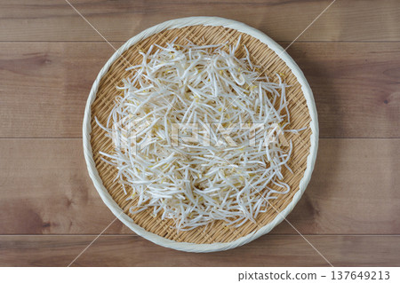 Mung bean sprouts 137649213
