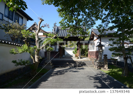 奈良町德友寺:寺廟庭院、入口與正門,奈良市鳴川町 奈良町德友寺:寺廟庭院、入口與正門,奈良市鳴川町 137649346