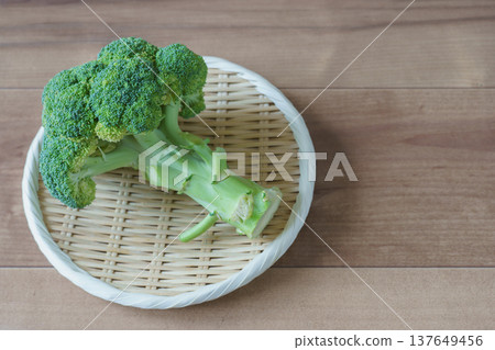 濾鍋上的西蘭花 濾鍋上的西蘭花 137649456