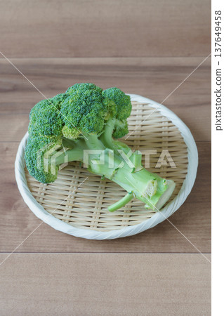 濾鍋上的西蘭花 137649458