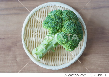 濾鍋上的西蘭花 濾鍋上的西蘭花 137649461