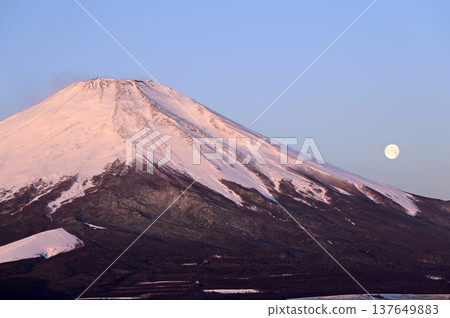 三月山中湖的明神山景色（照片拍攝於山中湖明神山全景平台附近） 137649883