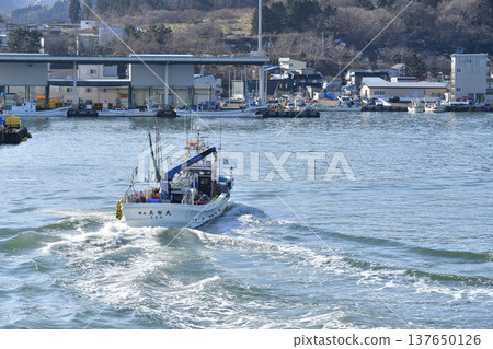 A photograph of fishing boats returning to Otobe Fishing Port in Yakumo Town, Hokkaido, in early spring. A photograph of fishing boats returning to Otobe Fishing Port in Yakumo Town, Hokkaido, in early spring. 137650126