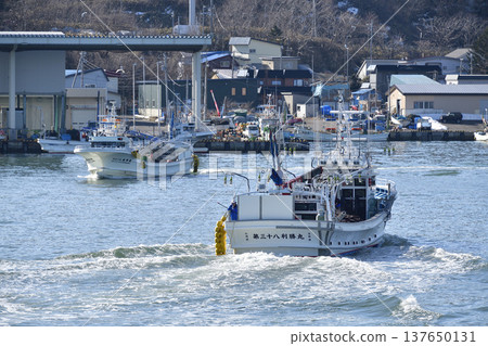 A photograph of fishing boats returning to Otobe Fishing Port in Yakumo Town, Hokkaido, in early spring. A photograph of fishing boats returning to Otobe Fishing Port in Yakumo Town, Hokkaido, in early spring. 137650131