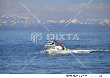 A photograph of fishing boats returning to Otobe Fishing Port in Yakumo Town, Hokkaido, in early spring. A photograph of fishing boats returning to Otobe Fishing Port in Yakumo Town, Hokkaido, in early spring. 137650132