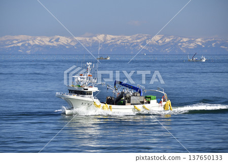 A photograph of fishing boats returning to Otobe Fishing Port in Yakumo Town, Hokkaido, in early spring. A photograph of fishing boats returning to Otobe Fishing Port in Yakumo Town, Hokkaido, in early spring. 137650133