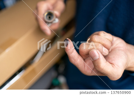 The rubber gasket inside the faucet has deteriorated and is so dirty that it turns black when you touch it. The rubber gasket inside the faucet has deteriorated and is so dirty that it turns black when you touch it. 137650900