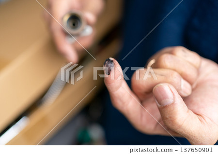The rubber gasket inside the faucet has deteriorated and is so dirty that it turns black when you touch it. The rubber gasket inside the faucet has deteriorated and is so dirty that it turns black when you touch it. 137650901