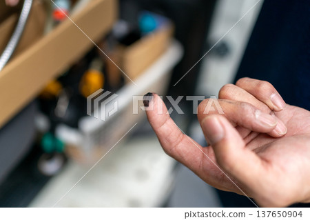 The rubber gasket inside the faucet has deteriorated and is so dirty that it turns black when you touch it. The rubber gasket inside the faucet has deteriorated and is so dirty that it turns black when you touch it. 137650904