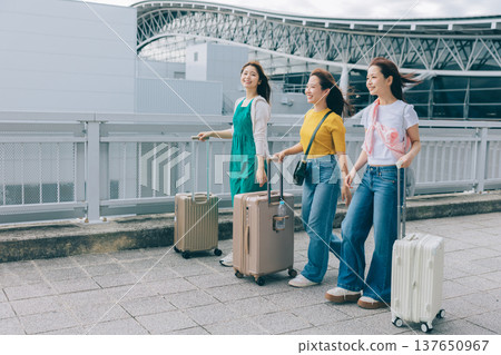 三位女士抵達機場,開始她們的旅程。 (圖片由關西國際機場(KIX)提供) 三位女士抵達機場,開始她們的旅程。 (圖片由關西國際機場(KIX)提供) 137650967