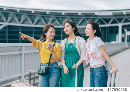 三位女士抵達機場,開始她們的旅程。 (圖片由關西國際機場(KIX)提供) 三位女士抵達機場,開始她們的旅程。 (圖片由關西國際機場(KIX)提供) 137650968