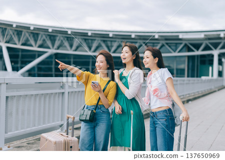 三位女士抵達機場,開始她們的旅程。 (圖片由關西國際機場(KIX)提供) 三位女士抵達機場,開始她們的旅程。 (圖片由關西國際機場(KIX)提供) 137650969