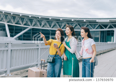 三位女士抵達機場,開始她們的旅程。 (圖片由關西國際機場(KIX)提供) 三位女士抵達機場,開始她們的旅程。 (圖片由關西國際機場(KIX)提供) 137650970