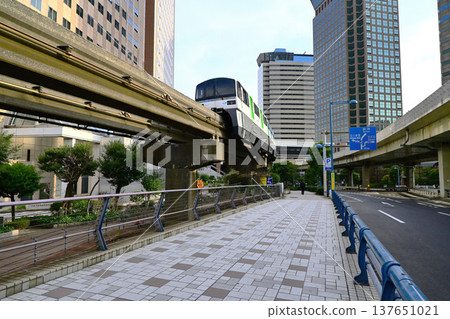 The road to Tennozu Isle Station 137651021