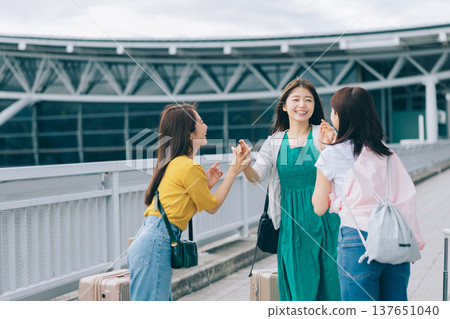 女性好友在機場重聚（照片由關西國際機場（KIX）提供） 137651040