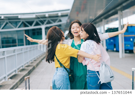 女性好友在機場重聚(照片由關西國際機場(KIX)提供) 女性好友在機場重聚(照片由關西國際機場(KIX)提供) 137651044