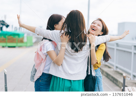 女性好友在機場重聚(照片由關西國際機場(KIX)提供) 女性好友在機場重聚(照片由關西國際機場(KIX)提供) 137651046