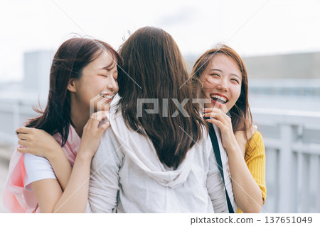 女性好友在機場重聚(照片由關西國際機場(KIX)提供) 女性好友在機場重聚(照片由關西國際機場(KIX)提供) 137651049