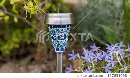 玻璃馬賽克花園燈和伊索托瑪藍 137651068