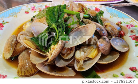 Delicious Thai Stir-Fried Clams with Sweet Basil and Spicy Sauce 137651107