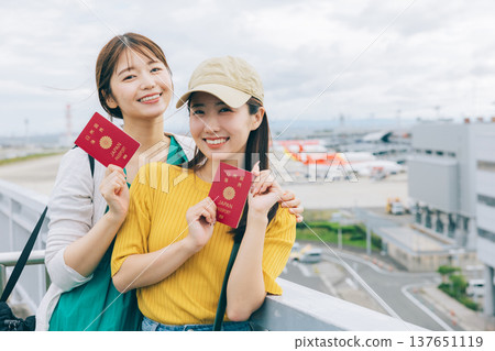 兩名女子在機場拍攝紀念照。 （照片由關西國際機場（KIX）提供） 137651119
