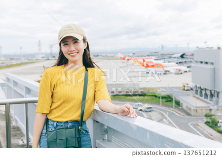 一位女士在機場拍攝紀念照。 “照片由關西國際機場(KIX)提供” 一位女士在機場拍攝紀念照。 “照片由關西國際機場(KIX)提供” 137651212
