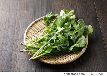 有機芝麻菜盛於濾鍋中 137651586