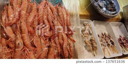 A tray of fresh shrimp displayed at a seafood restaurant or market, representing delicious seafood cuisine and fresh ocean ingredients used in Japanese dining A tray of fresh shrimp displayed at a seafood restaurant or market, representing delicious seafood cuisine and fresh ocean ingredients used in Japanese dining 137651636