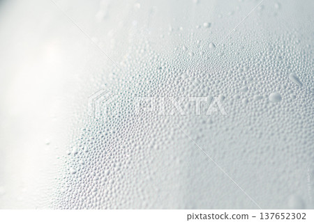 特寫鏡頭展現了一瓶冰鎮礦泉水和水滴。畫面象徵汗水、水分補充和預防中暑。 137652302